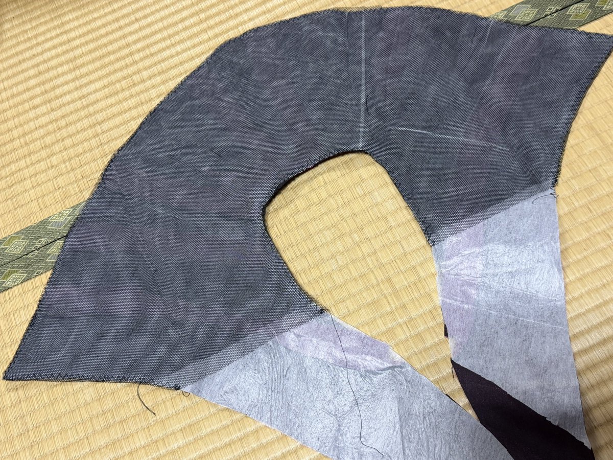 rinne1379's tweet photo. わかる〜〜！
私も縫い代はとにかく親の仇と同じくらい割るから〜〜！！！
全体の仕上がりにとてつもなく影響すると思ってる〜〜〜！！！！

縫い代割っても戻ってくるならもう薄手の接着芯で押さえ込んで、かけ直すもんな……😌
本当に親の仇👊👊👊👊👊👊

この辺はそれをやったブツ🤣🔥 https://t.co/4hMDTSK32P