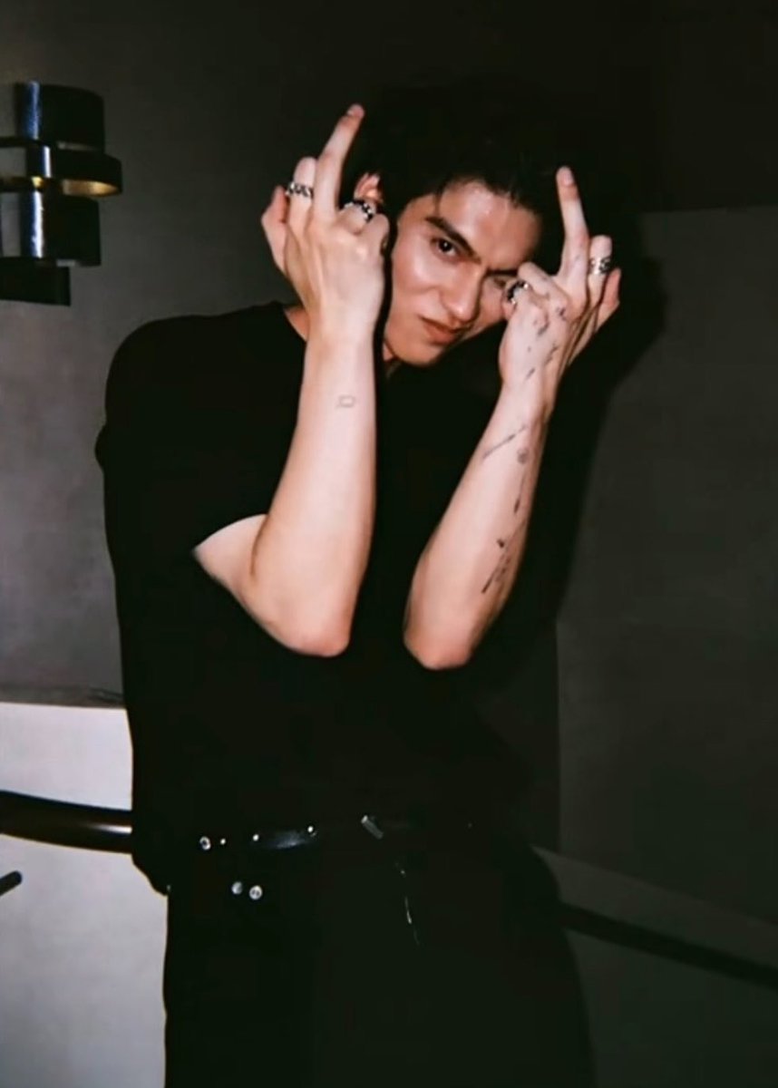 MMei_mei7's tweet photo. Igs : bright    After party.
@ burberry

Bright looks wild and playful! 😏🖤

#bbrightvc  #bright https://t.co/gubGmGO6Yt