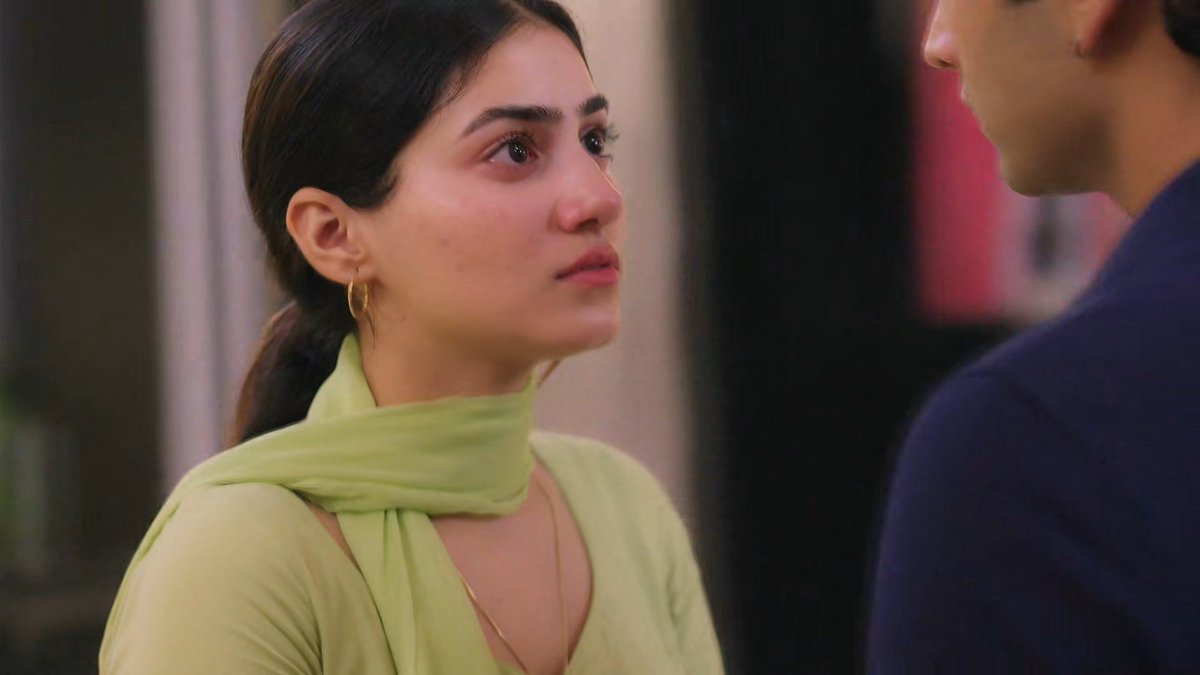 srisvidzzz's tweet photo. Yk for a fact, Nawab’s single touch calms her down &amp; she melts so easily 😭🤌🏻 She forgets her pain/trauma &amp; just wants to sink into his warmth… and NOW Nawab is noticing this. 😭

So yesss, to heal her fully, they need to stay together in Nawab’s room! 
 #tujulietjattdi #heewab https://t.co/qz74v6FlDR