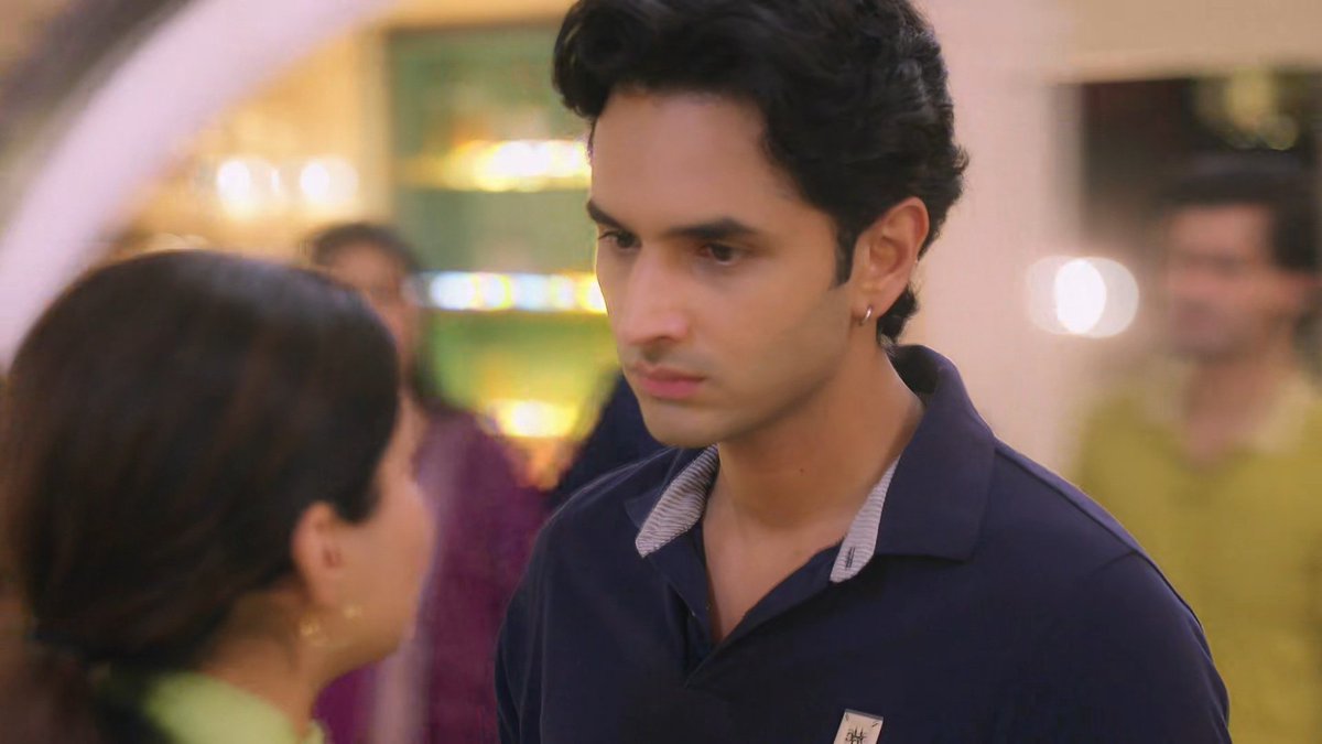 srisvidzzz's tweet photo. Yk for a fact, Nawab’s single touch calms her down &amp; she melts so easily 😭🤌🏻 She forgets her pain/trauma &amp; just wants to sink into his warmth… and NOW Nawab is noticing this. 😭

So yesss, to heal her fully, they need to stay together in Nawab’s room! 
 #tujulietjattdi #heewab https://t.co/qz74v6FlDR