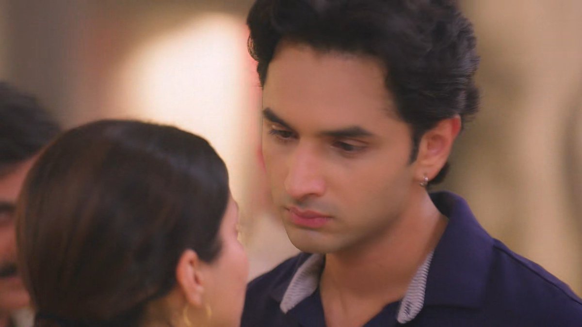 srisvidzzz's tweet photo. Yk for a fact, Nawab’s single touch calms her down &amp; she melts so easily 😭🤌🏻 She forgets her pain/trauma &amp; just wants to sink into his warmth… and NOW Nawab is noticing this. 😭

So yesss, to heal her fully, they need to stay together in Nawab’s room! 
 #tujulietjattdi #heewab https://t.co/qz74v6FlDR