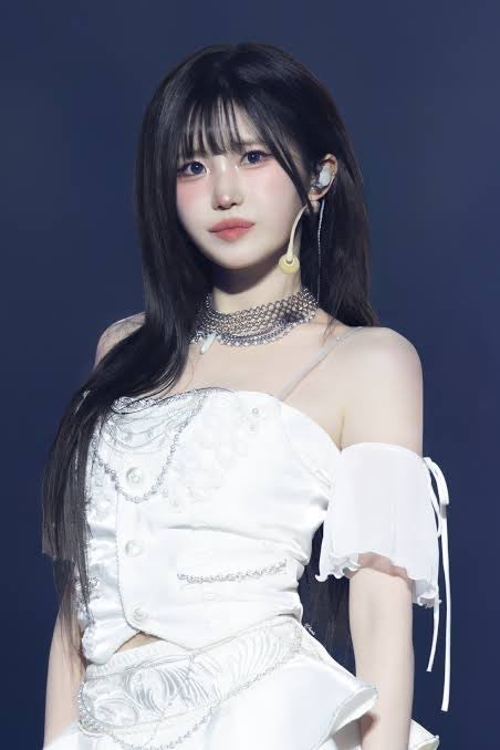 ChartUpdate_'s tweet photo. Happy 29th Birthday to Hayoung. 

She has been a standout vocalist and dancer in fromis_9, always bringing her own charm to the group. https://t.co/yE3P5Tcwdw