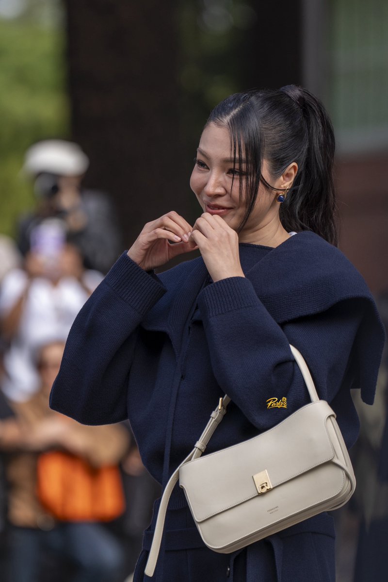 AGold74052's tweet photo. At the end of the day, whatever the outcome may be, let's make sure we can say we gave it our absolute all and fought until the very end. Let's stay focused, Fayemily, and give Faye the best possible birthday present! 🎁👑

#FerragamoSS27
#Ferragamo
#FerragamoXFaye https://t.co/C90fsRIDHd