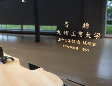 gymlabo's tweet photo. ピアノ再生プロジェクト「復刻ノオト」の集いでした♫
「復刻ノオト」の拠点は飯塚に移りますが、これからもGYMLABOのピアノが長く愛されますように♬

本学の開学50周年（1959年）の際に寄贈されたベーゼンドルファー社製のグランドピアノと一緒に記念撮影しました✨️

#復刻ノオト
#九工大
#GTMLABO https://t.co/AgdPSsYlR3