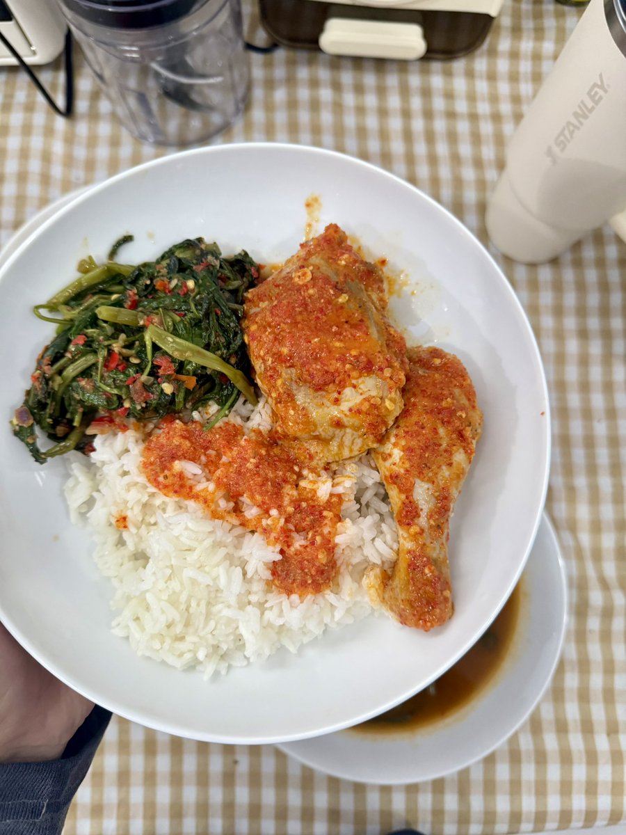 holaressa's tweet photo. KANGKUNGG! baru kemarinn masak kangkung belacan + ayam rica mantaps sewkaliyy🤤 https://t.co/PECHuHLYw8