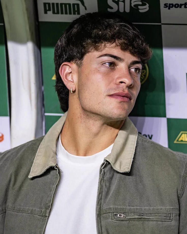 giaylopez's tweet photo. eu fico encantada no quão perfeitinho é o rosto do giay, ele tem uma carinha tão bem desenhadinha e uma pele impecável, parece que foi esculpido 🥹 https://t.co/VHEoeRiFC9