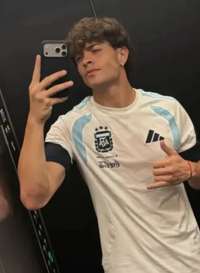 giaylopez's tweet photo. eu fico encantada no quão perfeitinho é o rosto do giay, ele tem uma carinha tão bem desenhadinha e uma pele impecável, parece que foi esculpido 🥹 https://t.co/VHEoeRiFC9