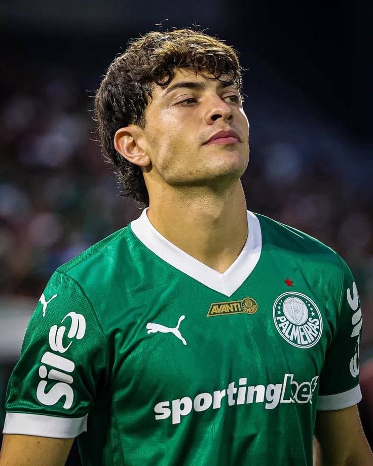 giaylopez's tweet photo. eu fico encantada no quão perfeitinho é o rosto do giay, ele tem uma carinha tão bem desenhadinha e uma pele impecável, parece que foi esculpido 🥹 https://t.co/VHEoeRiFC9