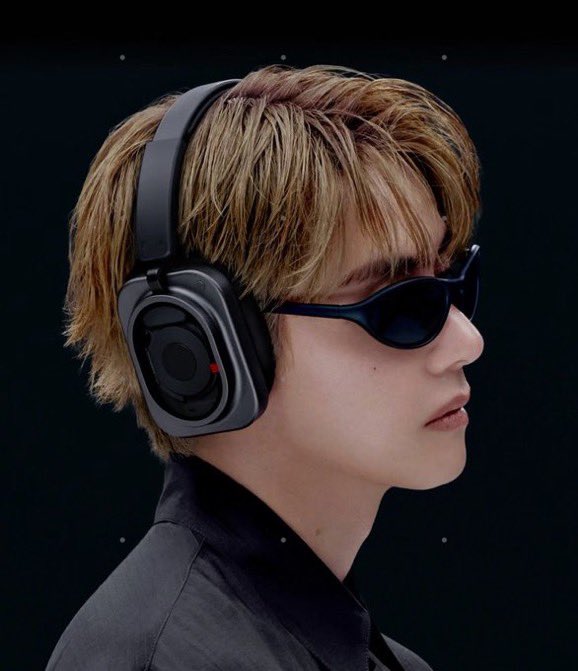 ikooquitto's tweet photo. kim taehyung simplesmente sendo o embaixador da marca Nothing, uma marca britânica de smartphones! como pode esse homem combinar com tudo oque ele se propõe a fazer 

TAEHYUNG FOR NOTHING
NOTHING GLOBAL AMBASSADOR V
#TAEHYUNGxNOTHING
#VxNOTHING https://t.co/RDcg9JAloq