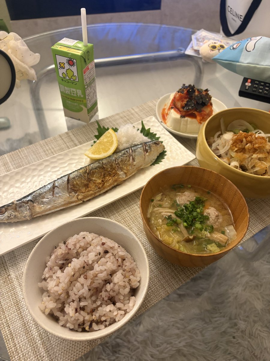 li__chas2's tweet photo. 秋刀魚が170円で買える日本だいすき https://t.co/cuSxn9S5EW