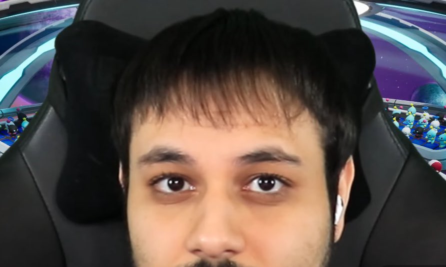 MrExcalibur_'s tweet photo. Here so chat can see your chopped hair, don’t mind the stain (Emz spilled ink from her paint pen) https://t.co/REaZkzujHW