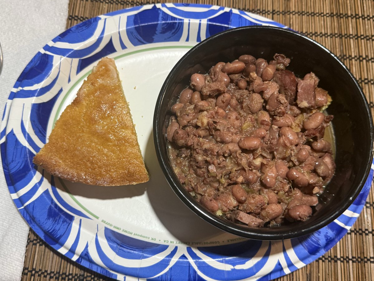 1UtterPatriot's tweet photo. Have I ever mentioned how much I love cornbread, especially with beans? And yes, there’s another slice of cornbread goodness in the bowl underneath those beans as well. 🤤🤭😂 #CornbreadFedCountryBoy https://t.co/xb3xV9vrEl