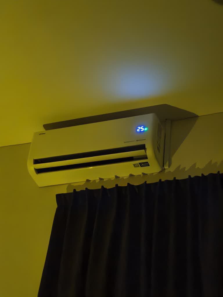 bella_max5309's tweet photo. SALAMAT SA NAG-SHARE NITO DITO SA THREADS 😭🙏 May tip pala para makatipid sa kuryente kapag naka-aircon: 25°C, Fan Auto, Swing Off, tapos Eco Mode On. 👀✨ Ito na yung settings na gamit ko ngayon. ❄️ https://t.co/trYbuQmLDs