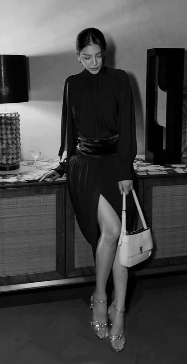 AGold74052's tweet photo. At the end of the day, whatever the outcome may be, let's make sure we can say we gave it our absolute all and fought until the very end. Let's stay focused, Fayemily, and give Faye the best possible birthday present! 🎁👑

#FerragamoSS27
#Ferragamo
#FerragamoXFaye https://t.co/C90fsRIDHd