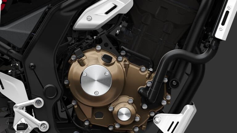 PutiMotor's tweet photo. 中国で世界初公開された、新型ネオクラシックモデル「CB250SSコンセプト」。

水冷250cc単気筒エンジンと独自クレードルフレーム＆倒立フォークを採用。

赤ストライプの白タンクとブラウンシートが織りなすスクランブラーフォルム。

2027年春に中国市場予定、日本導入は未定。

https://t.co/040a7loI96