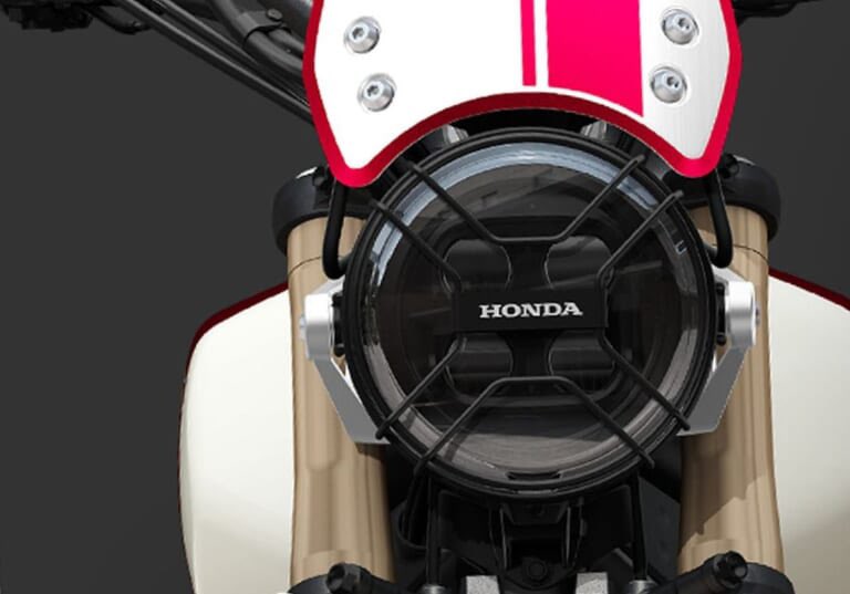 PutiMotor's tweet photo. 中国で世界初公開された、新型ネオクラシックモデル「CB250SSコンセプト」。

水冷250cc単気筒エンジンと独自クレードルフレーム＆倒立フォークを採用。

赤ストライプの白タンクとブラウンシートが織りなすスクランブラーフォルム。

2027年春に中国市場予定、日本導入は未定。

https://t.co/040a7loI96