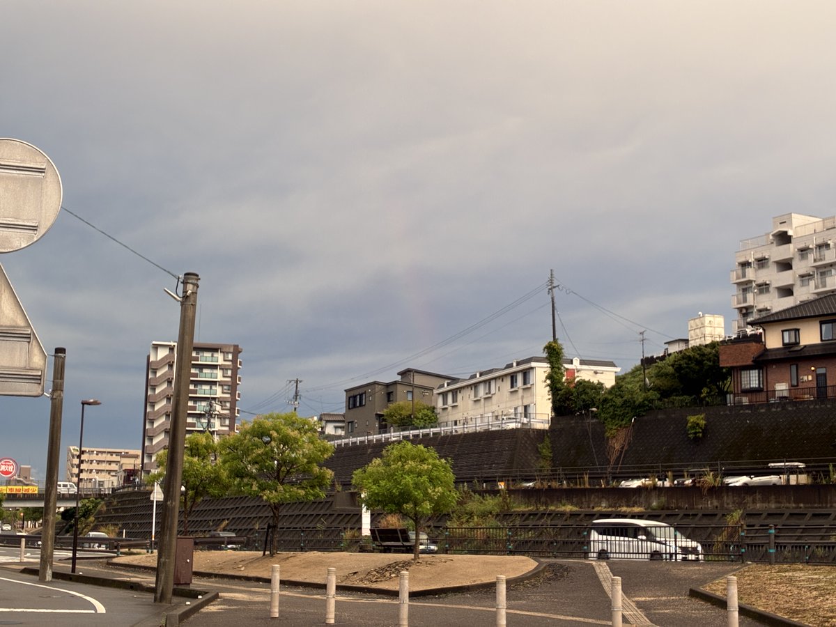 MVSP_Q's tweet photo. 最近雨続きで憂鬱ですが、、虹が！！！！出ていました〜🌈見えますか？
#大分市　#動画制作　#虹 https://t.co/JWnJd1abc4
