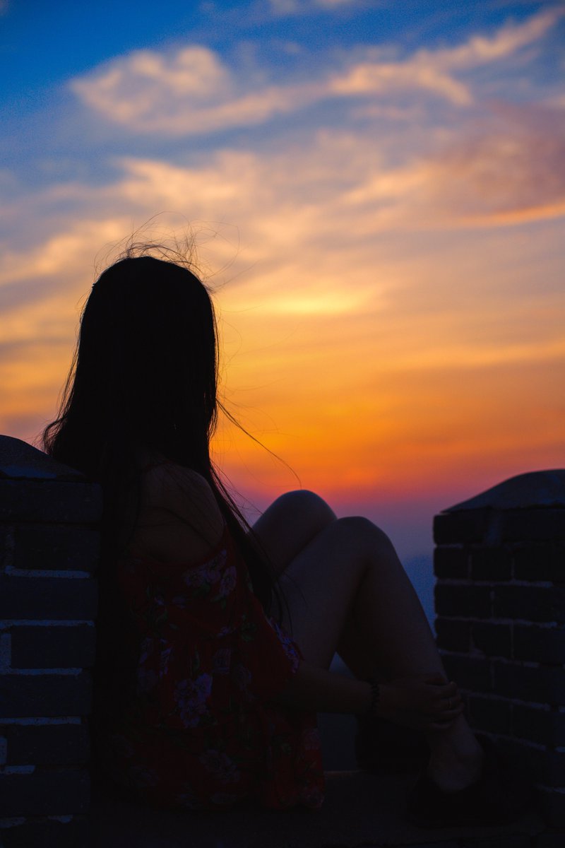 j9SSDkhM2C5ZnnC's tweet photo. The graceful Yan Duan Yue shows her courage in chasing dreams under the warm sunset glow. https://t.co/mwN4SYteGH