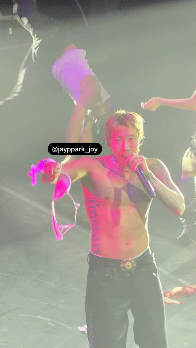 jayppark_joy's tweet photo. 브라 든 남자와 눈맞춤 JAYBUMAOM https://t.co/zLAl5uuTRo