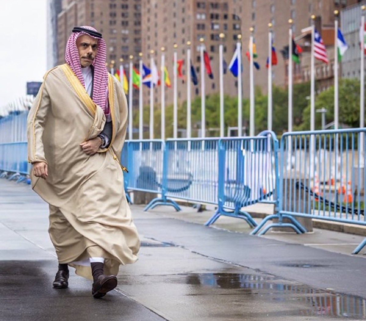 ___88j's tweet photo. •

حي ذا الوجه والله 
فخر و عز ،،
#وزير_الخارجية https://t.co/zWfkgHwbav