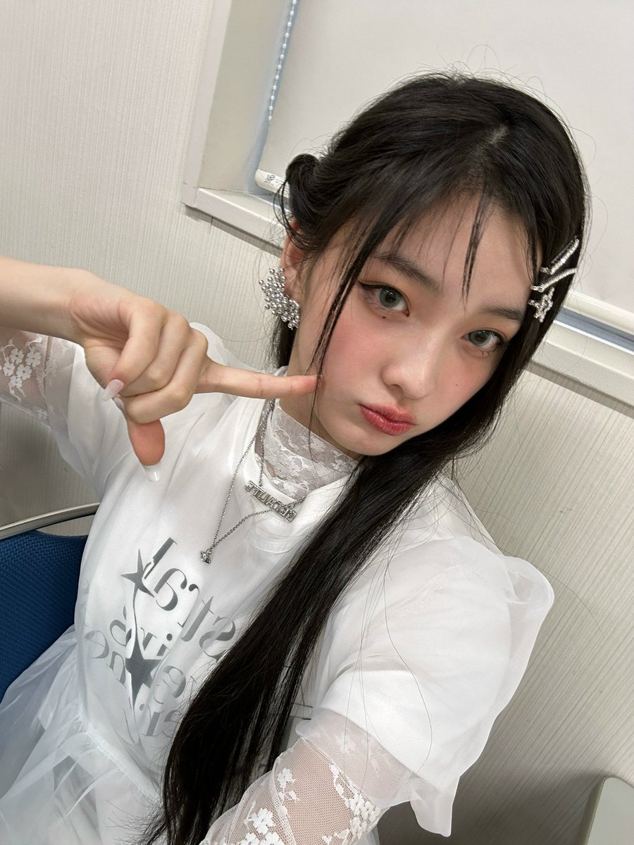 pocketcitas's tweet photo. fue una #𝑆ecretː𖦹𝔉iᥱsta, pero, no me van a creer… esta monita fue invitada de honor al 🧺⭐ #𝑏ℓo͟omιz𓈒࣪𓇼𝔉αnsign! y yo pregunto: cómo podrían no hacerlo? si ellas deben saber que soy su fan #1 y merezco estar en la #𝔉iᥱsta符号𝑃a𝕣ty!

on͞e͞ 𖬺 ọn𝑙y ♬ ⋅.˳* #𝕤u𝚔i https://t.co/k8EwBINSSK