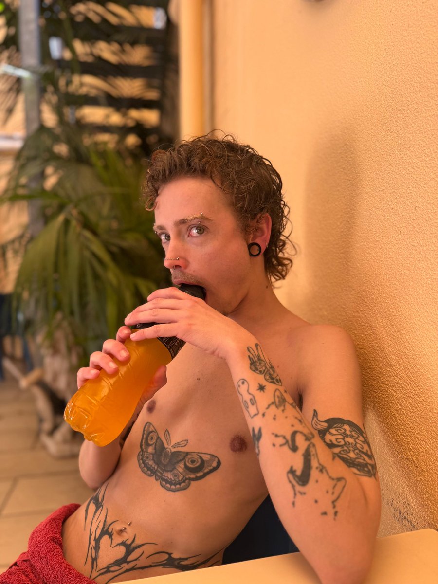 _Deviantboy's tweet photo. POV: I seduce you as we lock eyes across the smoking area at the sauna https://t.co/2Zl0ZmuGTa