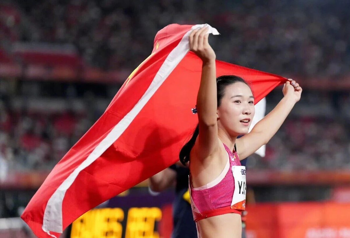 ChinaGenZ's tweet photo. 11.06 Seconds — A Gold Medal, and a Coming-of-Age Gift
11秒06，是金牌，更是成年礼！

On September 25, at the 20th Asian Games in Nagoya, Japan, 17-year-old Chinese sprinter Chen Yujie (陈妤颉) crossed the line first in the women's 100m final with a time of 11.06 seconds, breaking the Games record and winning gold. It was her first Asian Games, and her final 100m race before adulthood. After the race, she said, "This result is the best coming-of-age gift I could give myself." That sentence is even more moving than the gold medal itself.

## From Spectator to Center Stage

Three years ago, at the Hangzhou Asian Games, Chen Yujie was just a spectator watching the races on TV with a drink in hand. Three years later, she stood on the track in Nagoya as the protagonist everyone was watching.

Of the eight finalists, she was the only Chinese competitor. Her senior teammate Ge Manqi had withdrawn due to injury, leaving all the pressure on her shoulders. But she didn't crack — a quick start, steady rhythm through the middle of the race, and in the final 30 meters she opened up the gap and hit the line first. 11.06 seconds — 0.16 seconds faster than the previous Games record, and also faster than the Asian U20 record she herself had set just a month earlier. As she crossed the line, she smiled with her little ponytail swinging.

## Talent? No — It's Thousands of Corrections

Many people call her a "genius little sister," but she says of herself: "Everyone is a genius — we just excel at different things."

She does have talent — both her parents are sprinters, and she was spotted by a coach in the fifth grade of elementary school. But what truly made her fast is that streak of being "hard on herself." The same arm-swinging movement, practiced hundreds of times in front of a mirror; a 40-second high-knee drill from her coach, which she pushed to a full minute; the planned 4 sets of 200m, which she voluntarily extended to 6, pushing herself until she vomited. She too has thought about giving up. Plateau periods, stubborn old habits, injuries that kept her from running — but every time, she gritted her teeth and got through it.

"Talent needs to be multiplied by hard work," she says. That sentence is more grounded than any motivational cliché.

## A Fearless Young Tiger

Before the race, she said, "My opponents are all seasoned veterans, but I'm not afraid of them. At worst, I'll wait four or eight more years and keep at it." That's the sharpness of youth. Not ignorance, not recklessness, but the confidence of someone who thinks, "I have all the time in the world, but I want to win now."

In the heats and semifinals she ran 11.41 both times, clearly holding back; in the final she exploded to 11.06, improving by 0.35 seconds in one go. That kind of calm restraint doesn't belong to a 17-year-old.

## After the Gold, a Longer Track Ahead

After winning, she only gave herself 60 points — because the competition wasn't over; the 200m and the relay were still ahead. Two days later, she took silver in the 200m final, candidly admitting she lacked the stamina and hadn't handled the curve technique well. But her eyes are already set further: the 2027 World Championships in Beijing, the 2028 Los Angeles Olympics, and even farther out — Brisbane. "You ask how fast I can run? I don't think there's a limit," she says.

The character "颉" in Chen Yujie's name was chosen by her mother; it means "a bird flying upward." At 17 — an Asian Games gold, a Games record broken, a high-school senior who still has to go back to class. She ran 11.06 seconds, and she also ran out the coolest look of a Gen Z athlete — no lying flat, no anxiety, no internal friction. She picked one path and charged straight down it. That is the real coming-of-age gift. Not that the age arrived, but that she truly had the ability to give herself an answer.

    9月25日，日本名古屋第二十届亚运会女子100米决赛，17岁的中国选手陈妤颉以11秒06的成绩率先冲线，刷新赛会纪录，拿下金牌。这是她第一次参加亚运会，也是她成年前的最后一场百米大赛。赛后她说：“这个成绩，是给自己最好的成年礼。”这句话比金牌本身更动人。

【从观众到主角】
    三年前杭州亚运会，陈妤颉还是电视机前喝饮料看比赛的观众。三年后，她站在了名古屋的跑道上，成了被所有人注视的主角。
    决赛八个人里，只有她一个中国选手。师姐葛曼棋因伤退赛，压力全在她肩上。但她没有崩——起跑迅速，途中跑稳住节奏，后30米直接拉开身位，第一个撞线。11秒06，比原赛会纪录快了0.16秒，也刷新了她自己一个月前刚创造的亚洲U20纪录。冲线那一刻，她甩着小辫子笑了。

【天赋？不，是成千上万次的纠正】
    很多人叫她“天才小孩姐”，但她自己说：“���个人都是天才，只是适用的范围不太一样。”
    她的天赋确实有——父母都是短跑运动员，小学五年级就被教练看中。但真正让她跑出来的，是那股“对自己苛刻”的劲儿。同一个摆臂动作，对着镜子练几百遍；教练安排40秒高抬腿，她做到1分钟；原定4组200米，她主动加到6组，练到呕吐。她也想过放弃。瓶颈期、旧习惯改不掉、腿受伤不能跑……但她每次都咬牙扛过来了。
    “天赋需要后天的努力来加成。”她说。这句话，比任何鸡汤都实在。

【初生牛犊不怕虎】
    赛前她说：“对手都是赛场老手，但我不怕他们。大不了再过四年、八年，我继续干。”这就是少年人的锐气。不是无知，不是莽撞，而是一种“我有的是时间，但我现在就要赢”的底气。
    预赛和半决赛她都跑了11秒41，明显留力；决赛直接飙到11秒06，一口气提升0.35秒。 这种“藏招”的冷静，完全不像一个17岁的孩子。

【金牌之后，还有更远的跑道】
    夺冠后她只给自己打了60分——因为比赛还没结束，后面还有200米和接力。两天后，她在200米决赛拿到银牌，坦言体能不够、弯道技术没处理好。但她的目光已经放到了更远的地方：2027年北京世锦赛、2028年洛杉矶奥运会、甚至更远的布里斯班。“你问我能跑多快？我觉得没有极限。”她说。
    陈妤颉的名字里有个“颉”字，是妈妈取的，意思是“鸟往上飞”。17岁，亚运会金牌，破赛会纪录，高三学生，还要回去上课。她跑出了11秒06，也跑出了一个Z世代最酷的样子——不躺平、不焦虑、不内耗，认准一条路，就闷头往前冲。这才是最好的成年礼。不是年龄到了，而是你真的有能力，给自己���个交代。

#ChinaGenZ