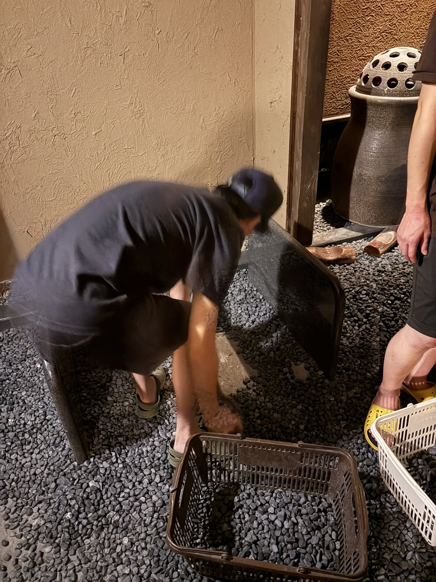 osoujikyoudai's tweet photo. 岩盤浴の石洗い．．．．。
ほぼ肉体労働。。。。。。。
カイジの世界！笑 https://t.co/hqAYdiUYZK