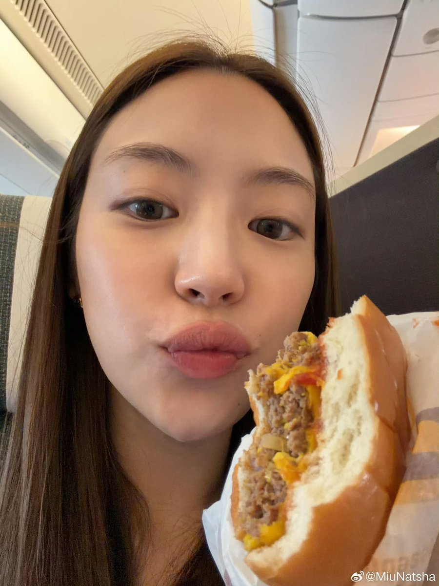 vanitcheryl's tweet photo. กินเย้อๆๆเลยน้าอ้วมมมม 🤏🏻 https://t.co/HVLhW0vhZq