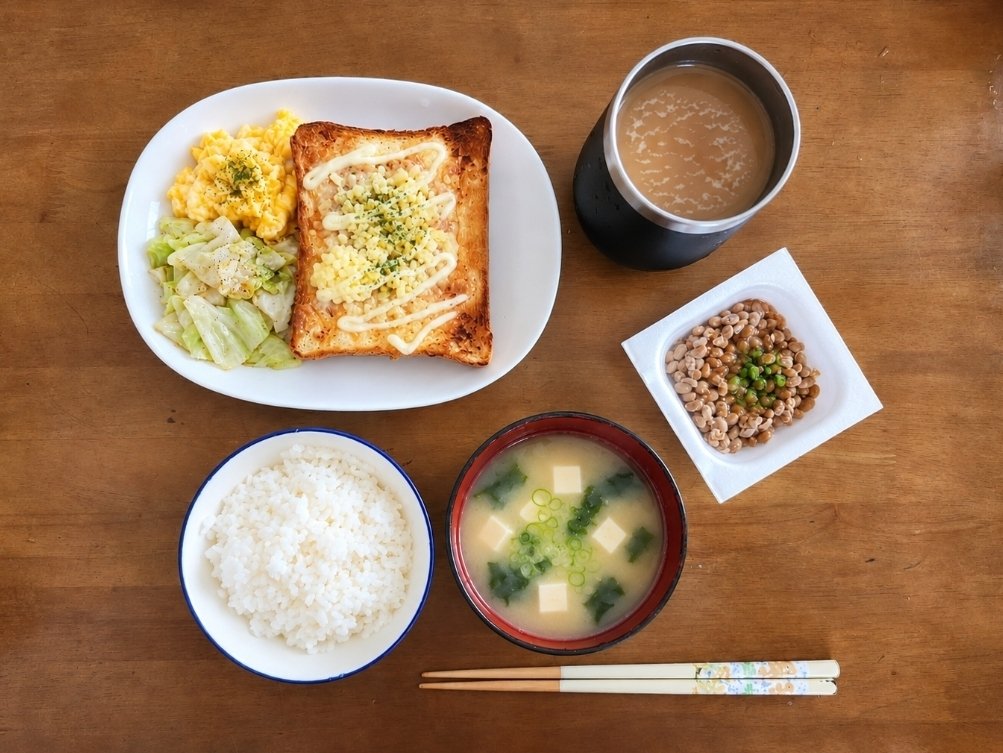 chichimaru310's tweet photo. おはようございます☔️

お休みなのに雨...という日( ；∀；)

白ご飯にトースト🍚🍞
心ゆくまで、というより、これでいい、の朝ごはん。
しっかり食べて、これから買い出しに✨

#朝ごはん #おうちごはん #雨の日 https://t.co/fBmclS9wd8