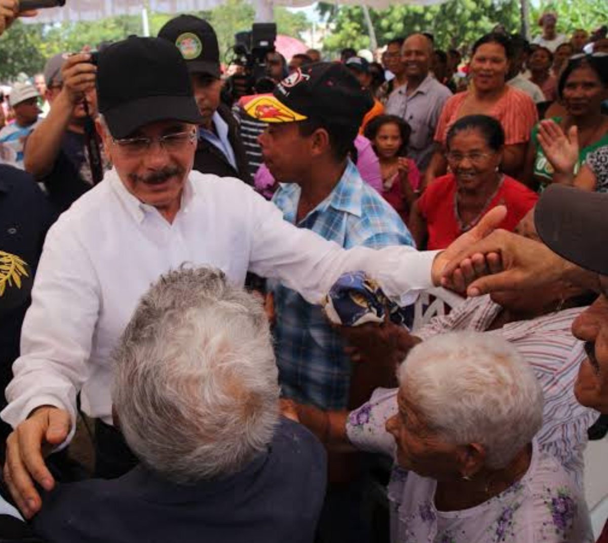 JuyoeliD's tweet photo. Los compromisos que asumió el gobierno de Danilo Medina, se cumplen. En La Altagracia, se han realizado 7 #VisitasSorpresa, las cuales han impulsado a 49 proyectos productivos y comunitarios. Higüey.

#PLD #Higuey
#HigüeyEsPLD
#LaAltagraciaEsPLD⭐️ 
#ConElPLDSeVivíaMejor https://t.co/Hq6AbQOCzj