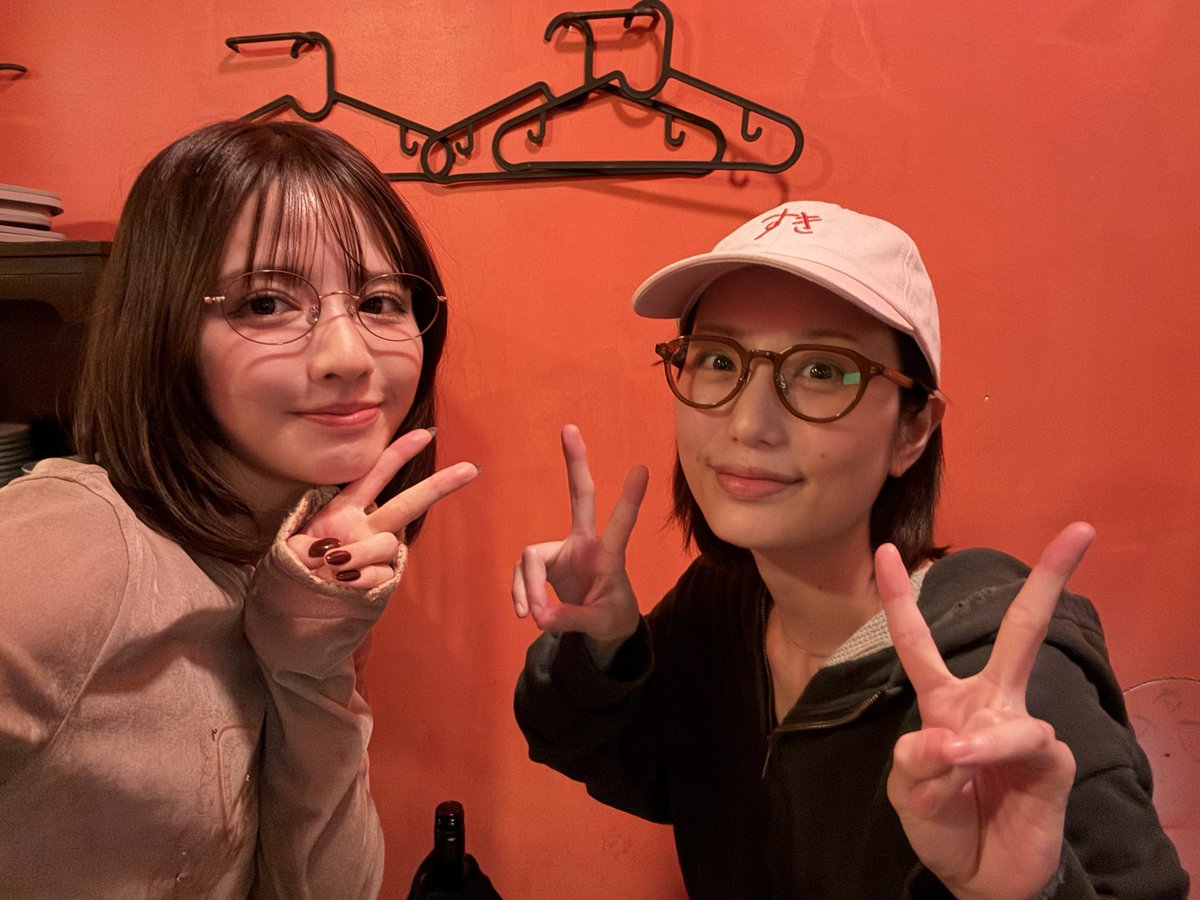 suzuka_fz1124's tweet photo. #たべるししゃべるし
最終回ありがとうございました！！
コルク奮闘劇という最後にふさわしい(?)回になりました。
奮闘する2人を見て、そういえば2人とも、幼い頃からいろんなことを乗り越えてきたなあ〜と感慨深い気持ちになったり。
人生の宝物となる時間を、一緒に共有してくださりありがとうございました🍳☺️

あかりちゃんと撮影後にご飯行った時の写真〜(英語頑張って免許取ってヨーロッパや北欧行こうね！)
@tabe_shabe @akari_hasegawa