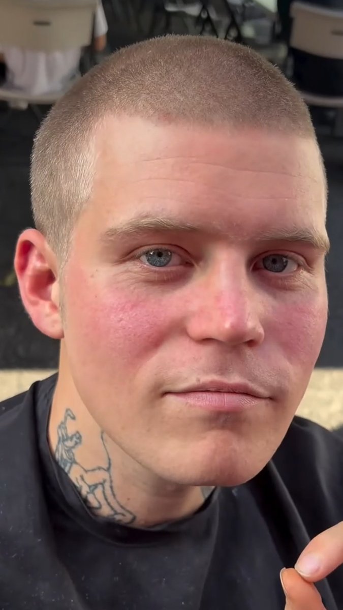yungleanbrasil's tweet photo. Confira o antes e depois de Yung Lean compartilhado por sua hairstylist para a performance de STORM no VMAs 2026 https://t.co/3pkQ9Ea6IB