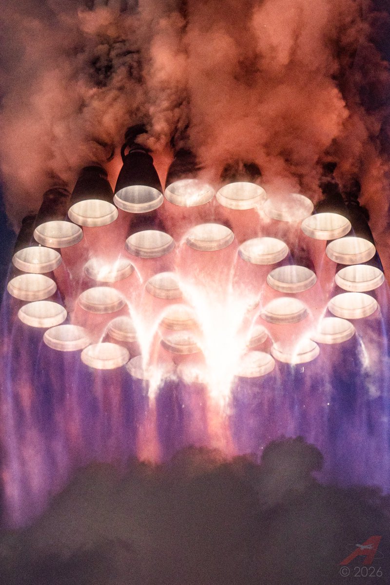 TheAstroN8's tweet photo. Fire and fury of the Raptor 3s pushing Starship 14 skyward 🚀

I spent two years pursuing this image. I was certain that I'd failed again today. Got home and discovered that, in fact, I hadn't. https://t.co/GndH8nzmZx