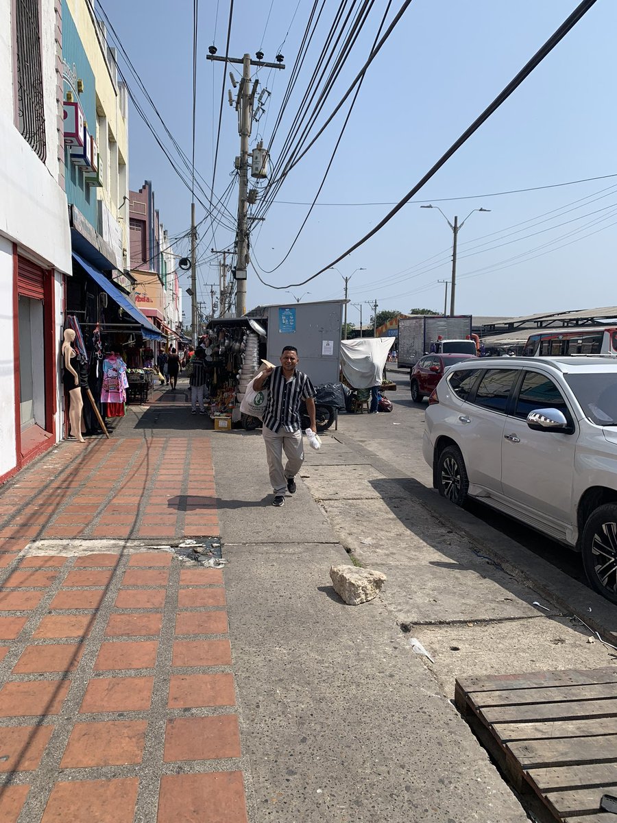 orma19orlando's tweet photo. @JD_Quinteror @CarlosFGalan @AlejandroChar @alcaldiabquilla @Concejodebaq cojan ejemplo;cumplan con el fallo Acción Popular juzgado 3 Adm del 30/06/2023 q conmina acabar con las Telarañas de Cables https://t.co/sIlXl8fWgi