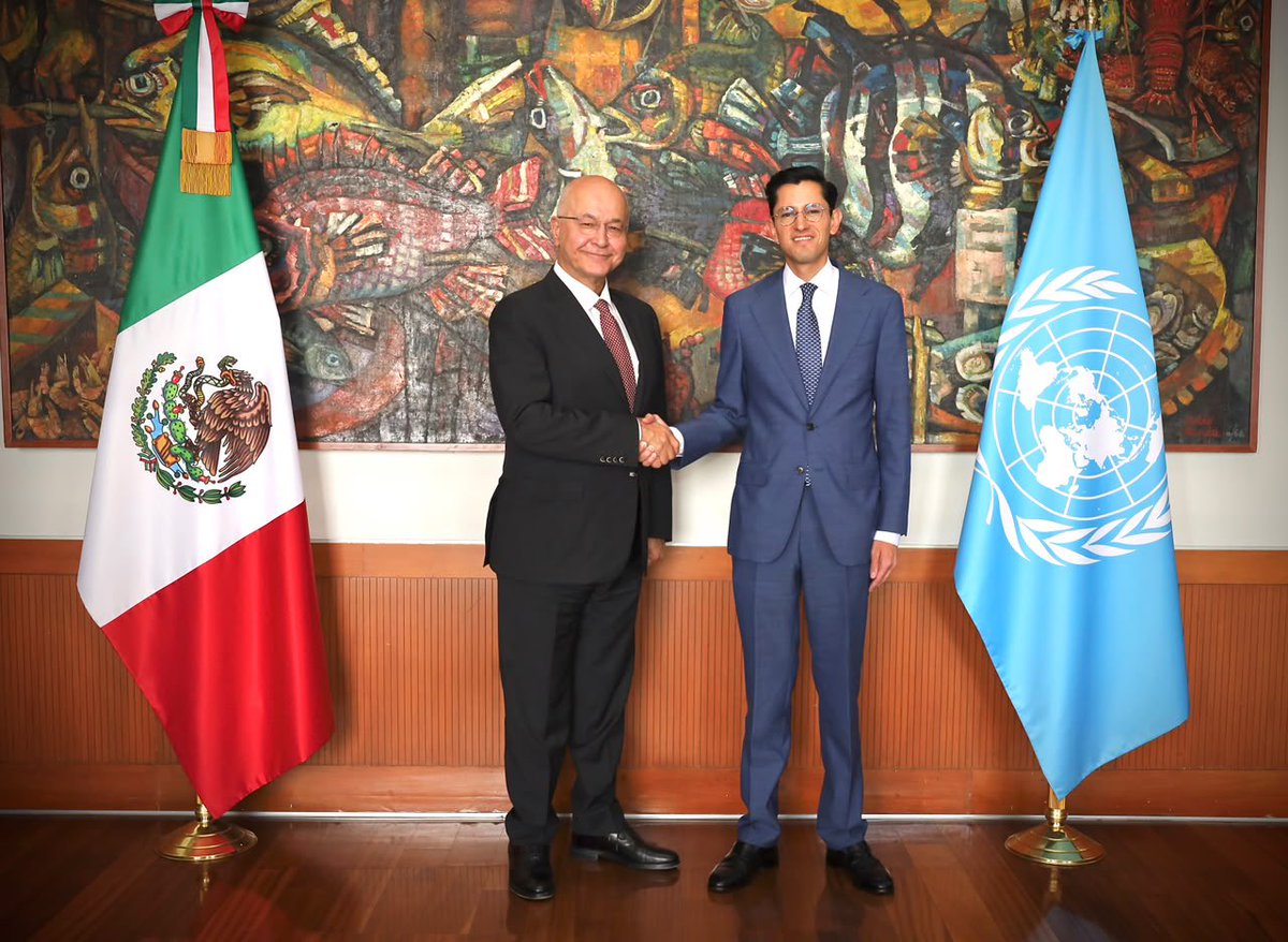 chiaraUNHCR's tweet photo. Me enorgullece ver a México asumir un papel cada vez más relevante en la protección de las personas refugiadas. 
Hoy, junto a @BarhamSalih y el Canciller @r_velascoa, hablamos de ese liderazgo y del rol de México como coconvocante del próximo Foro Mundial sobre los Refugiados. 🇲🇽 https://t.co/xkFLhb0Cv2