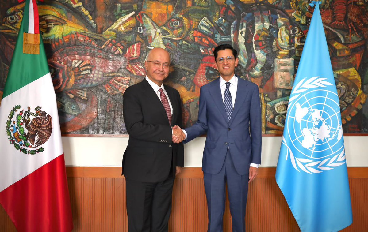 chiaraUNHCR's tweet photo. Me enorgullece ver a México asumir un papel cada vez más relevante en la protección de las personas refugiadas. 
Hoy, junto a @BarhamSalih y el Canciller @r_velascoa, hablamos de ese liderazgo y del rol de México como coconvocante del próximo Foro Mundial sobre los Refugiados. 🇲🇽 https://t.co/xkFLhb0Cv2
