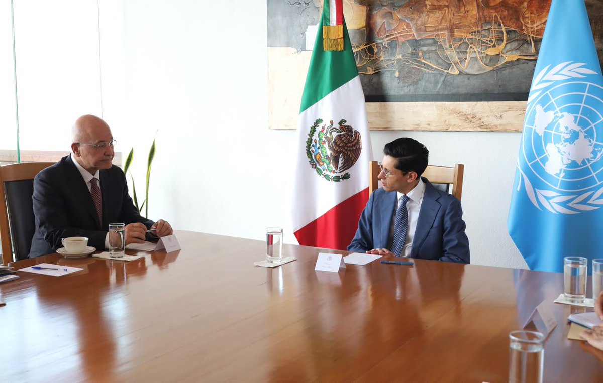 chiaraUNHCR's tweet photo. Me enorgullece ver a México asumir un papel cada vez más relevante en la protección de las personas refugiadas. 
Hoy, junto a @BarhamSalih y el Canciller @r_velascoa, hablamos de ese liderazgo y del rol de México como coconvocante del próximo Foro Mundial sobre los Refugiados. 🇲🇽 https://t.co/xkFLhb0Cv2