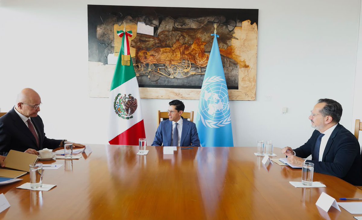 chiaraUNHCR's tweet photo. Me enorgullece ver a México asumir un papel cada vez más relevante en la protección de las personas refugiadas. 
Hoy, junto a @BarhamSalih y el Canciller @r_velascoa, hablamos de ese liderazgo y del rol de México como coconvocante del próximo Foro Mundial sobre los Refugiados. 🇲🇽 https://t.co/xkFLhb0Cv2