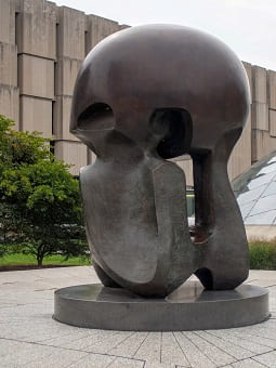 LeslieLenth's tweet photo. @Math_files Henry Moore's 1967 statue commemorating it out front of the bruatalist Reggenstein and modernist Mansueto libraries and Max Palevsky dormitories which now sit on top of where Stagg Field once stood. https://t.co/POUBcIMiBl