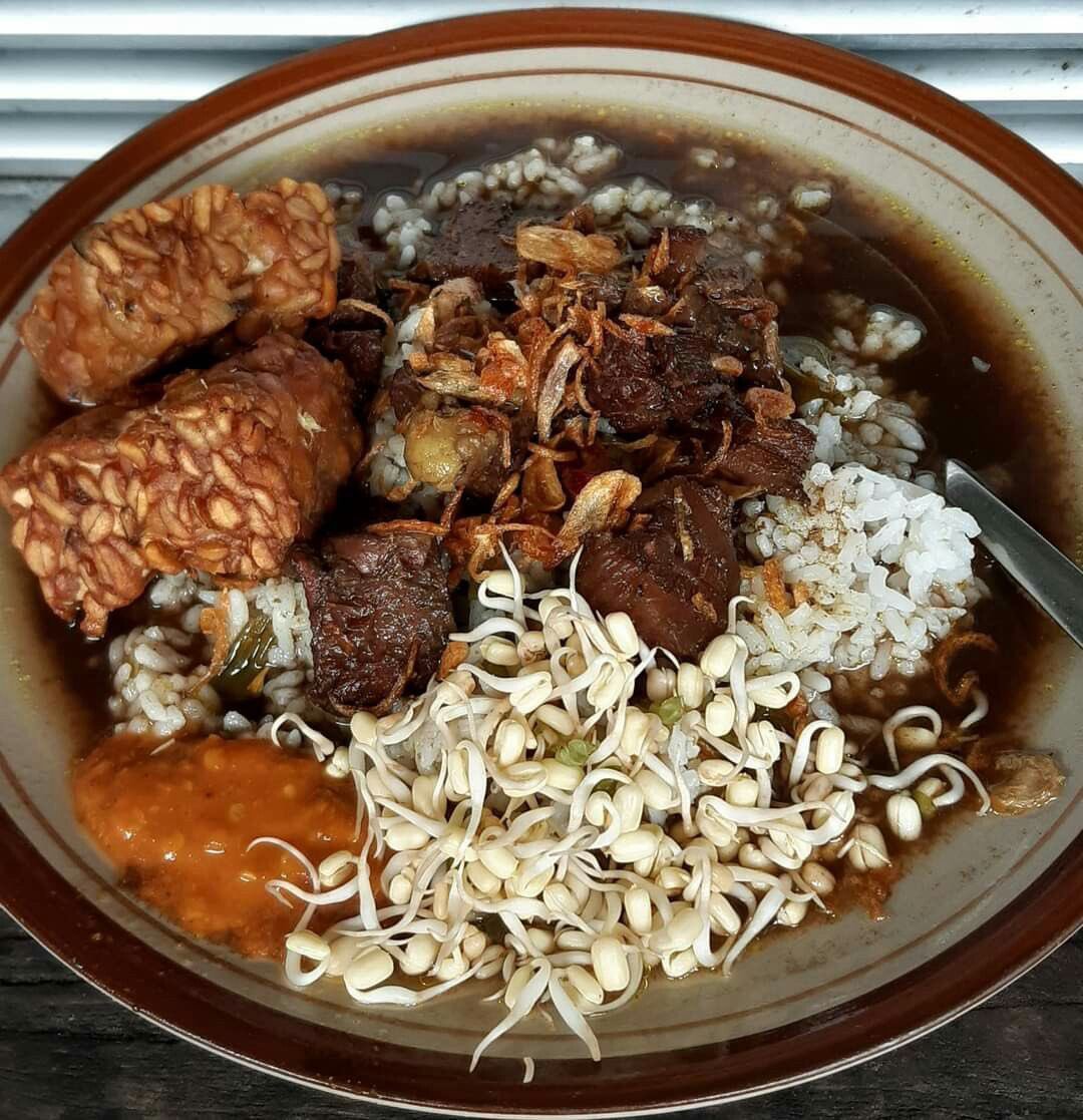 piscesgirle's tweet photo. menurut kalian, kuah paling seger jatuh ke rawon atau soto? https://t.co/YiCxdk6r6M