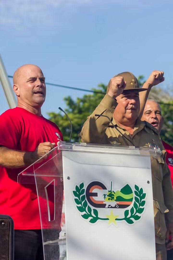 cdr_cuba's tweet photo. 🏥🏅El Hospital Militar de Matanzas Dr. Mario Muñoz Monroy recibió el #PremioDelBarrio, máximo galardón que otorgan los #CDRCuba. 

#66AñosCDR 

Lea el artículo completo aquí 👇 

https://t.co/AbWELCxf5f https://t.co/EFLIH7ZnlN