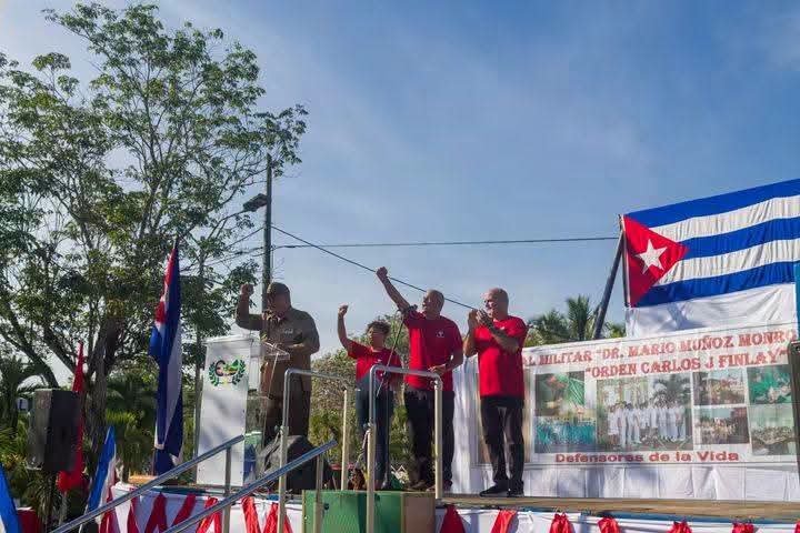 cdr_cuba's tweet photo. 🏥🏅El Hospital Militar de Matanzas Dr. Mario Muñoz Monroy recibió el #PremioDelBarrio, máximo galardón que otorgan los #CDRCuba. 

#66AñosCDR 

Lea el artículo completo aquí 👇 

https://t.co/AbWELCxf5f https://t.co/EFLIH7ZnlN