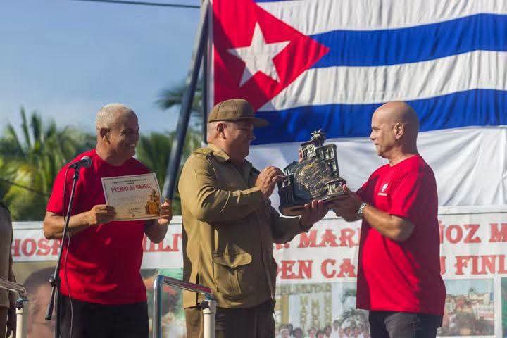 cdr_cuba's tweet photo. 🏥🏅El Hospital Militar de Matanzas Dr. Mario Muñoz Monroy recibió el #PremioDelBarrio, máximo galardón que otorgan los #CDRCuba. 

#66AñosCDR 

Lea el artículo completo aquí 👇 

https://t.co/AbWELCxf5f https://t.co/EFLIH7ZnlN