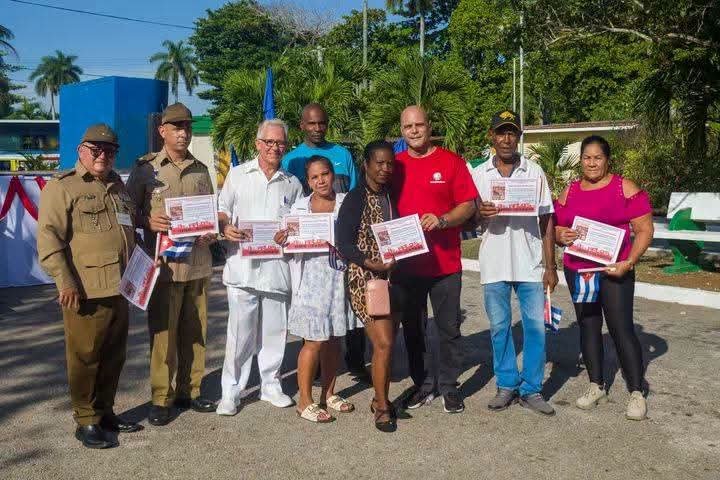 cdr_cuba's tweet photo. 🏥🏅El Hospital Militar de Matanzas Dr. Mario Muñoz Monroy recibió el #PremioDelBarrio, máximo galardón que otorgan los #CDRCuba. 

#66AñosCDR 

Lea el artículo completo aquí 👇 

https://t.co/AbWELCxf5f https://t.co/EFLIH7ZnlN