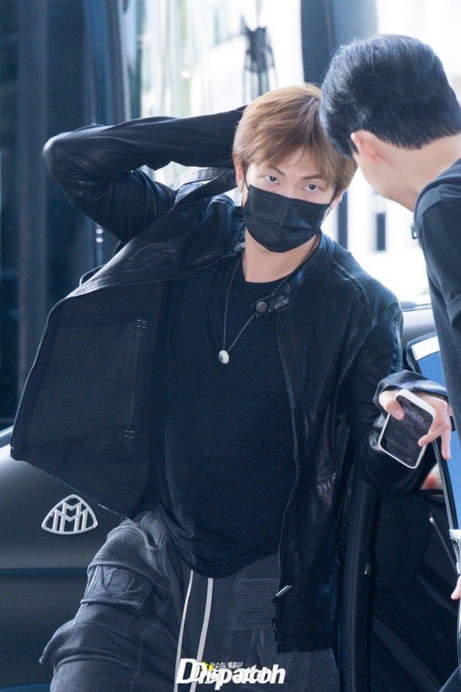 yoonjinjk's tweet photo. me da risa que los BTS les dijeron bueno esta semana deben viajar a Colombia y ellos fueron tipo: alcanzamos a hacer de todo antes de llegarles a las armys de mierda 💜 https://t.co/9BRo01Lwu7