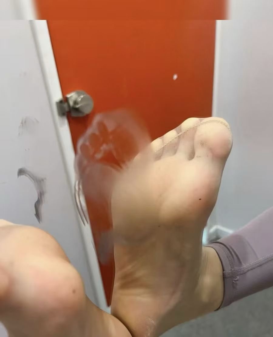 2oiewk's tweet photo. 盯着你的臭袜子老婆 精液和金一起喷出来🙄🖕🏻 无脑丧志 大脑被臭味占领 浑身发抖献上一切🤑🤑🤑 #女性崇拜 #原味 #atm #小白袜 #足臭 https://t.co/ARKJFPnhVq