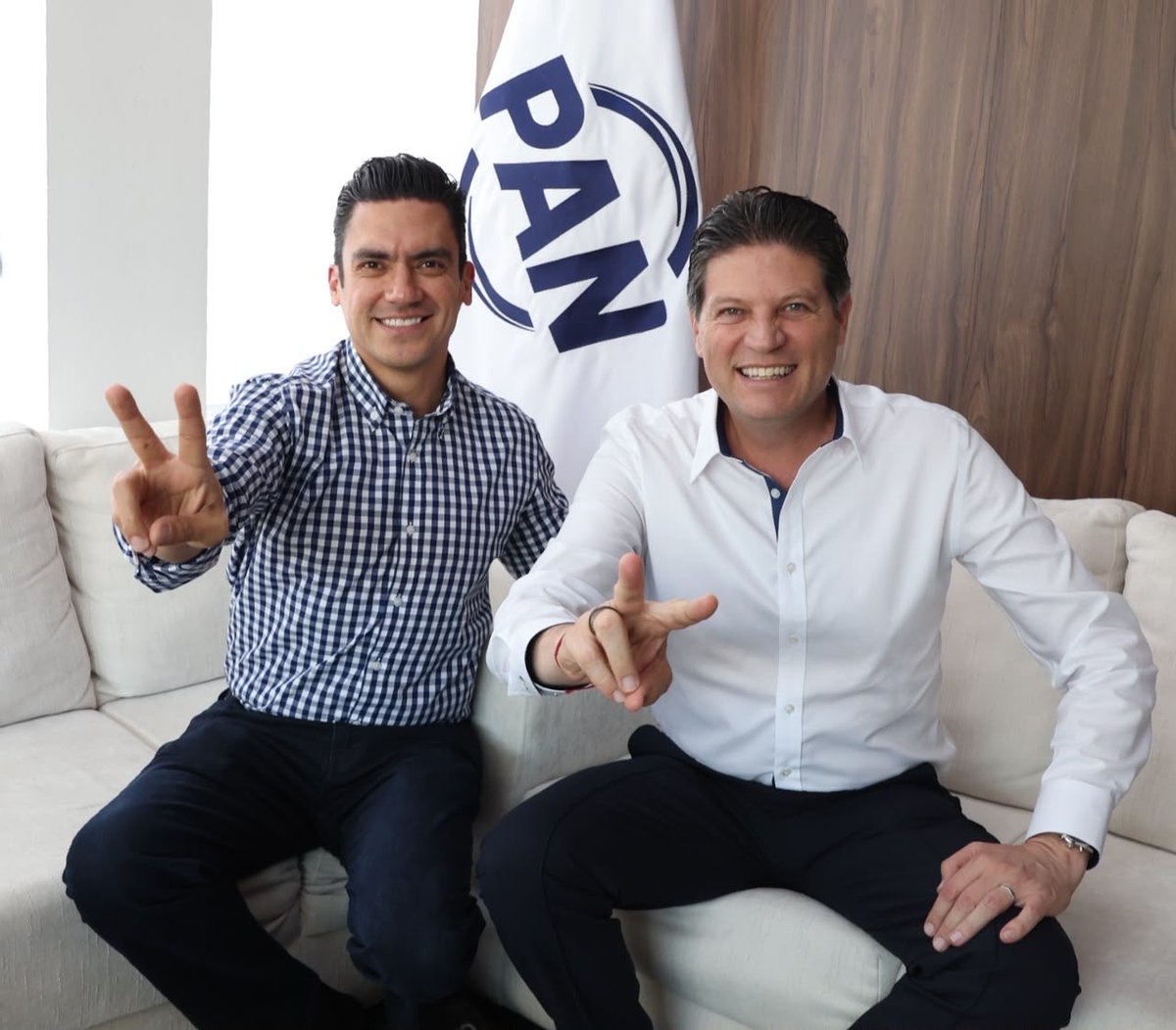 JorgeRoHe's tweet photo. Qué gusto recibir a @AlfonsoMtz_Mx, alcalde de Morelia.

Hablamos de los retos que enfrenta Michoacán y de lo que está en juego para México rumbo a 2027. Tenemos la responsabilidad de sumar esfuerzos para defender nuestra democracia y construir una alternativa que devuelva la seguridad y las oportunidades a las familias.

Gracias por la visita, alcalde. Sigamos defendiendo a Michoacán y a México.