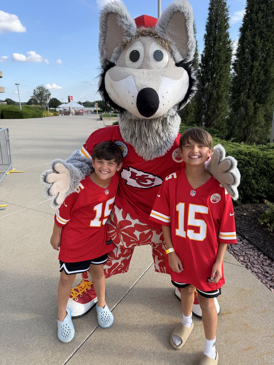 AlexGold's tweet photo. Great time tonight! My nephews were so excited. Thanks @mitchholthus @PatrickMahomes @TheFan965 @Chiefs https://t.co/Io2STm75yj