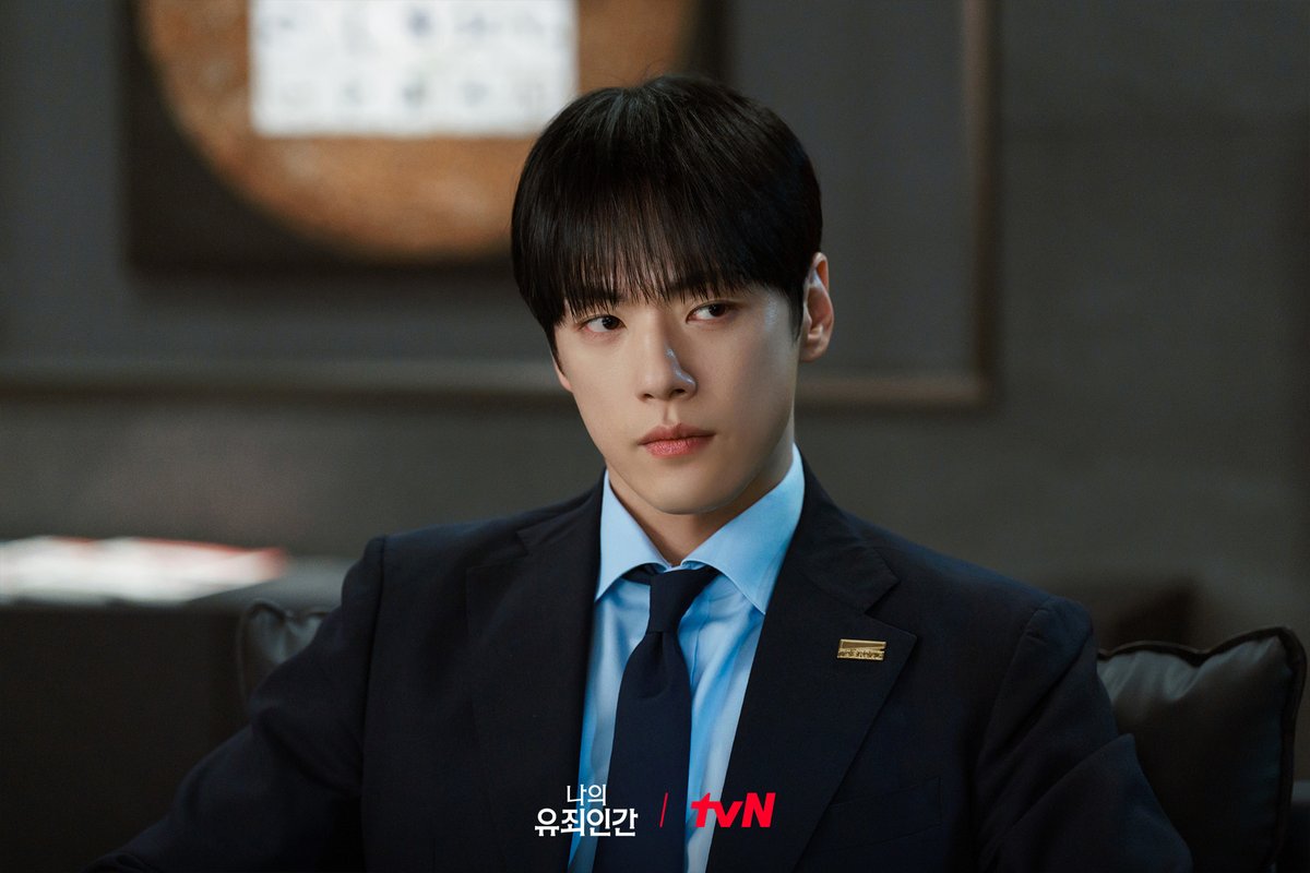 CJnDrama's tweet photo. 윤이준의 찐친이자 든든한 법률 조력자,
다정하면서도 차가운 변호사 김시현⚖️
알다가도 모를 매력의 소유자.. 궁금하다🤨

밀착 스릴 로맨스 <나의 유죄인간>
10/19 [월] 저녁 8:50 첫 방송 | tvN

#tvN #나의유죄인간 #LOVEINDISGUISE
#임시완 #설인아 #김정현 #연우
#즐거움엔20tvN #스트리밍은TVING